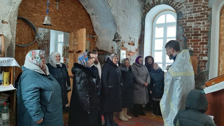 Зеленодольский священник совершил службу в Никольском храме деревни Паново