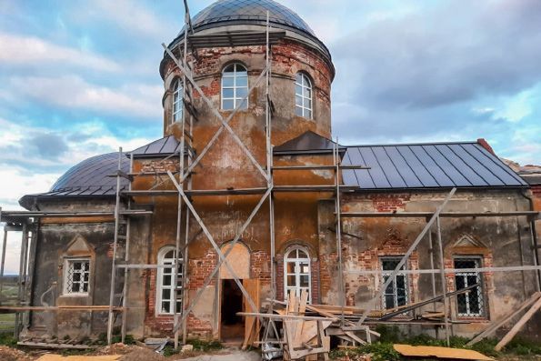 Зеленодольский священник совершил службу в Никольском храме деревни Паново