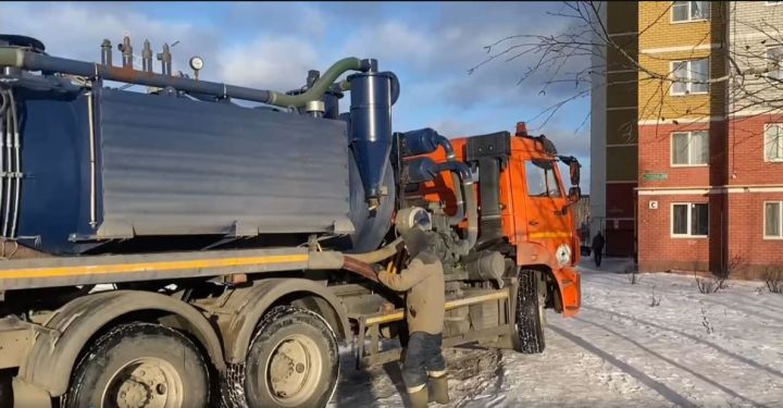 Сотрудники Водоканала проводят эксперимент в проблемном доме в Зеленодольске