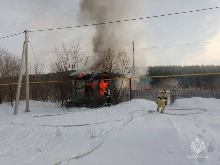 В селе Новые Усы в Татарстане сгорел частный дом: в пожаре погиб владелец