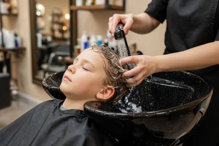В силу вступил ГОСТ, устанавливающий температуру воды для мытья головы ребёнку в парикмахерской