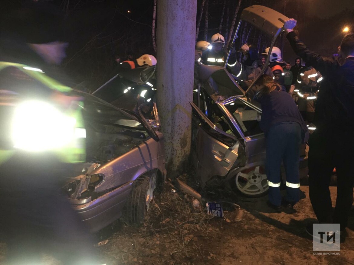 В Казани легковушка влетела в столб, погибли парень и девушка