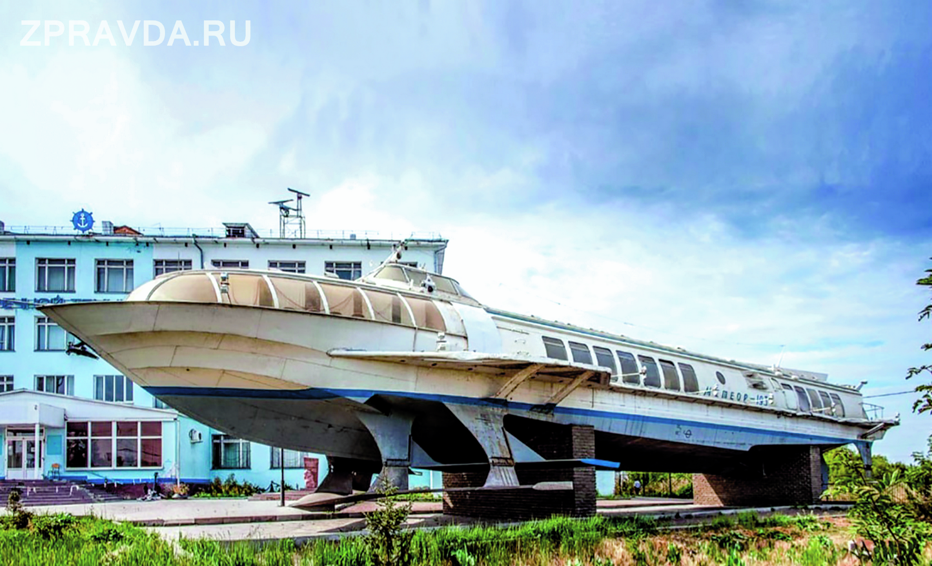 Казань крыла. Метеор 193 Казань. Памятник Метеору в Казани. Теплоход Метеор Казань. Метеор катер Казань.