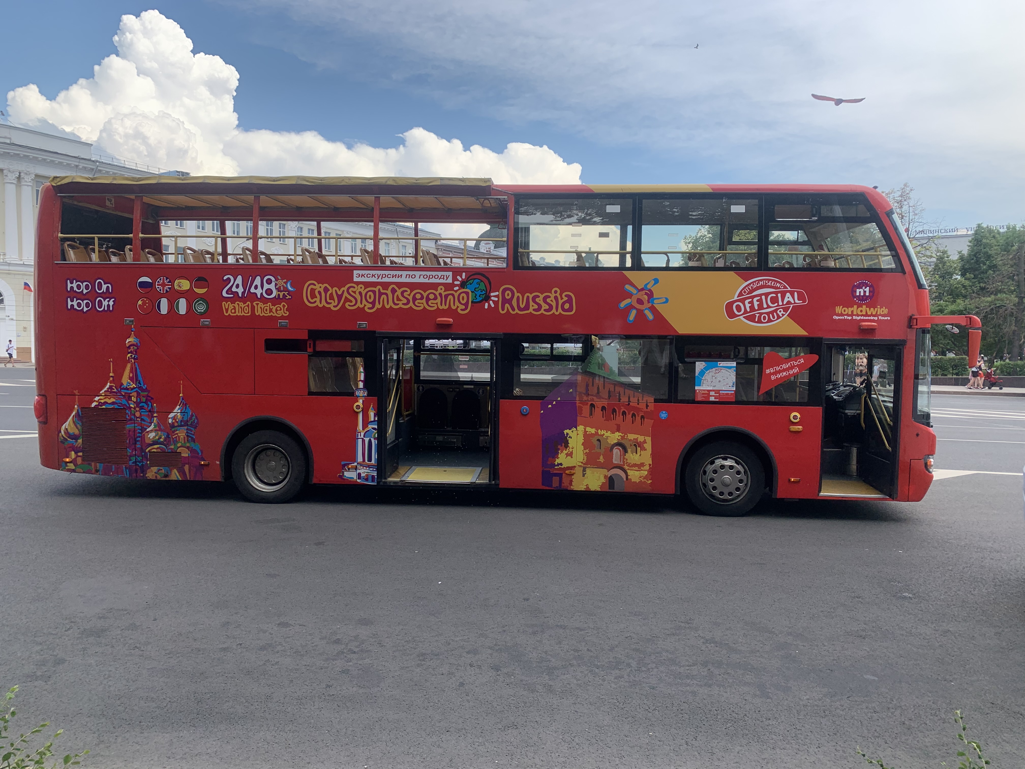 Красный автобус нижний новгород. Красный автобус. Двухэтажный автобус Нижний Новгород. Яркий автобус.
