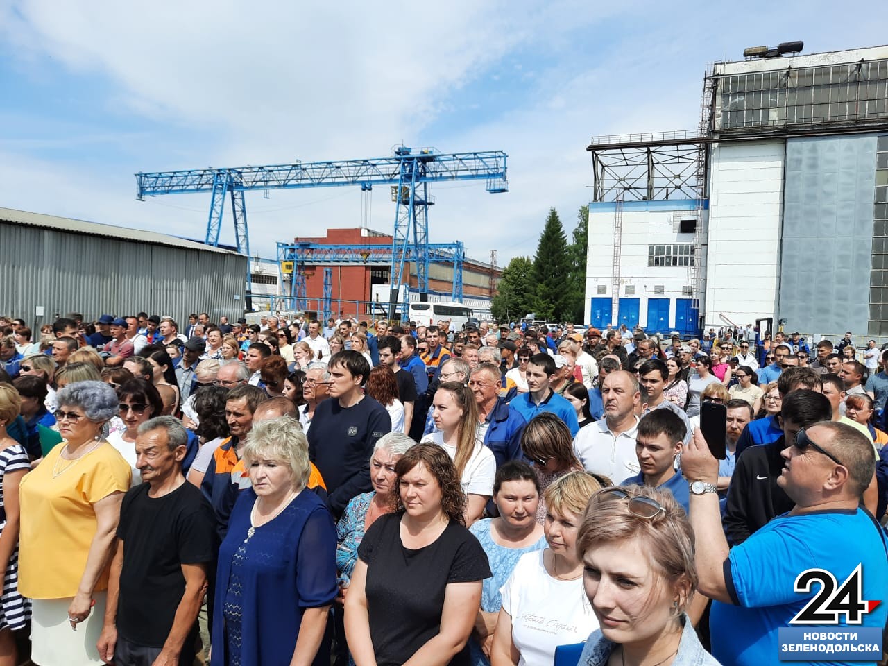 На зеленодольском заводе им.Горького торжественно спустили на воду малый  ракетный корабль «Туча»