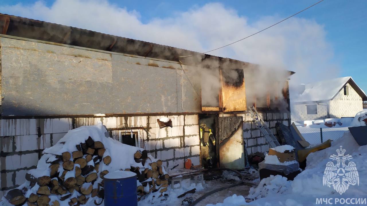 На улице Ульянова в Зеленодольске сгорел сарай