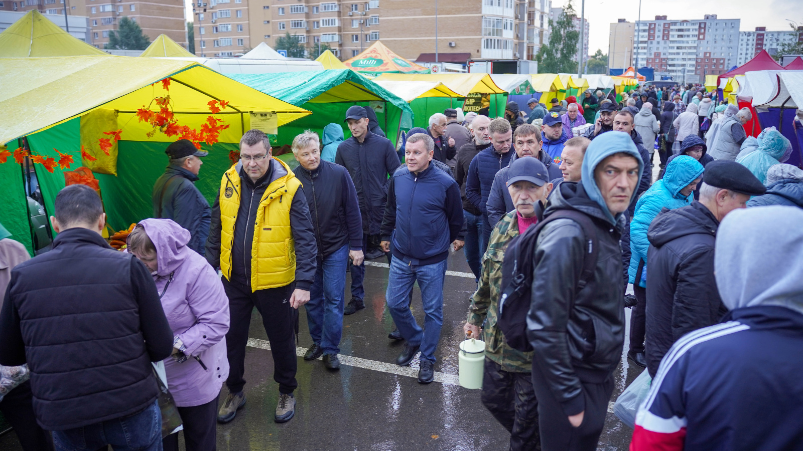 В прошедшую субботу Заместитель Премьер-министра Республики Татарстан — министр сельского хозяйства и продовольствия Республики Татарстан Марат Зяббаров осмотрел работу нескольких площадок в Казани