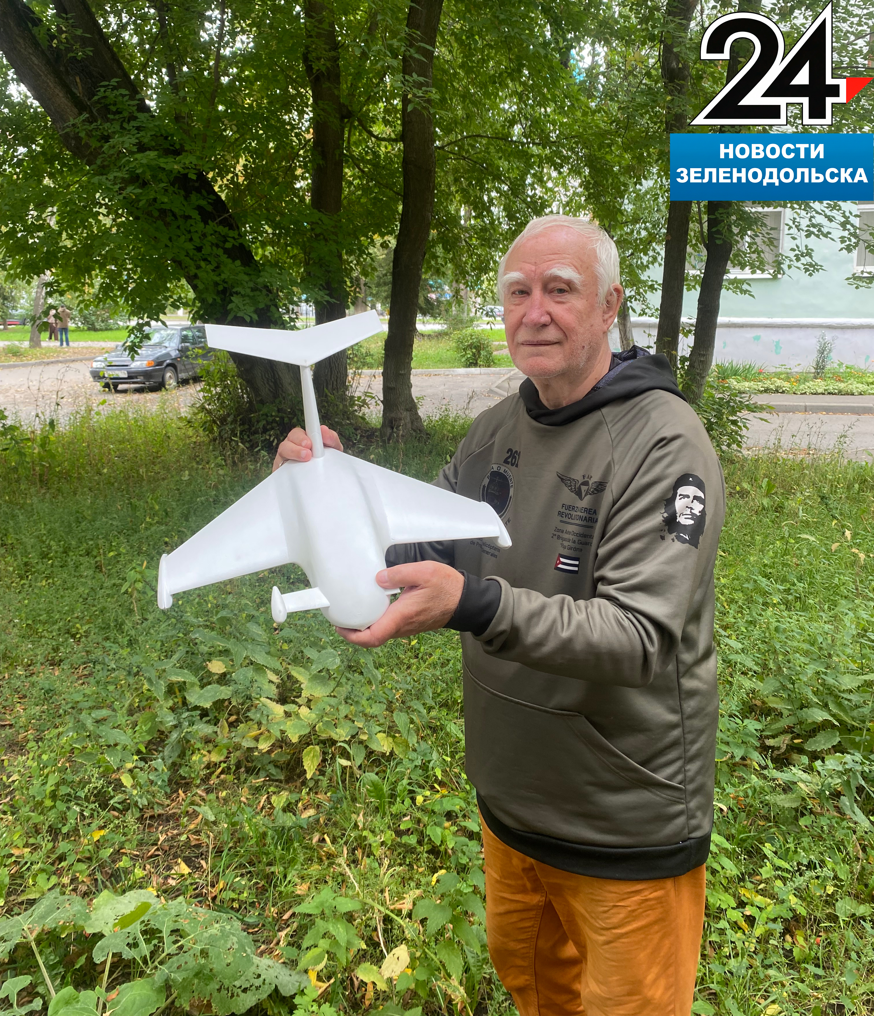 Юрий Николаевич с макетом экраноплана, напечатанным в МАИ на 3D-принтере