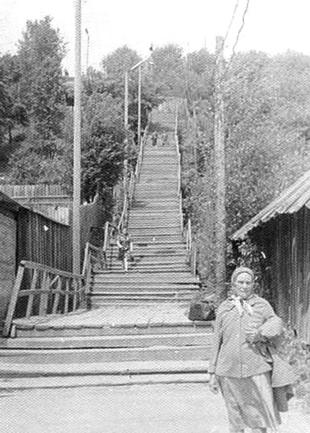 В 1940-е годы все лестницы, ведущие из верхней части города в нижнюю, были деревянными