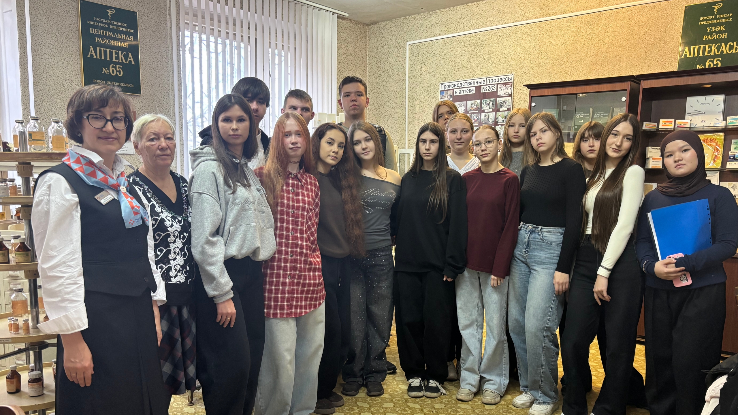В рамках проекта по маршрутизации и карьерной навигации молодежи Кадровый центр «Работа России» РТ по Зеленодольскому району провел для студентов медицинского колледжа профтур в аптеку № 263 ЦРА № 65 ГУП «Таттехмедфарм»