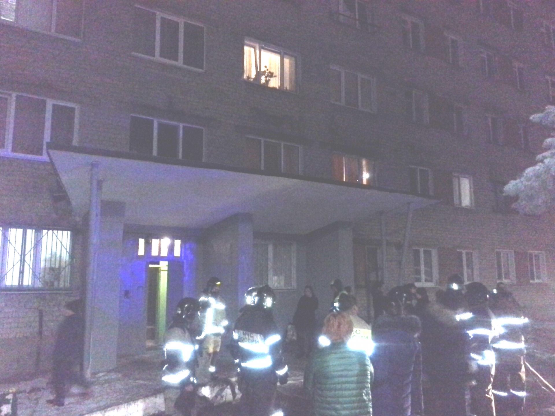 Хотя было уже поздно в комнате горела. Пожар в Зеленодольске в общежитии. Общежития Зеленодольска. Общага Зеленодольск.