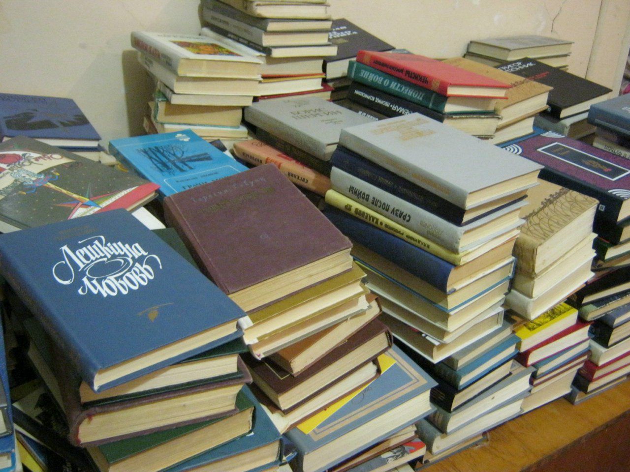 Продам новые книги. Куча советских книг. Советские книги. Фотографии книг в библиотеке. Много книг.