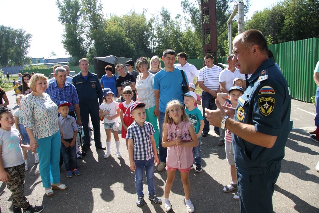 Первоклассный праздник: юные зеленодольцы увидели, как работают пожарные