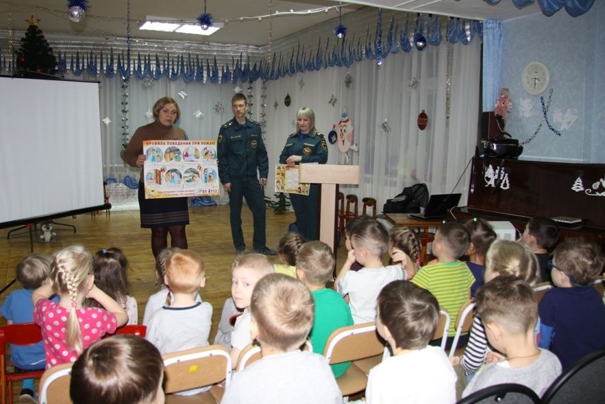 Огнеборцы проводят занятия по пожарной безопасности с воспитанниками детских садов