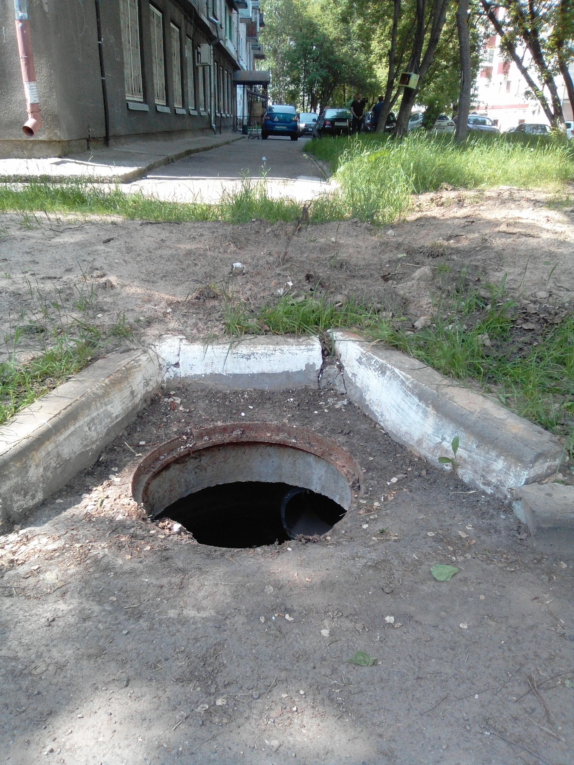 Открытый канализационный люк. Открытый люк канализации. Открытый колодец.
