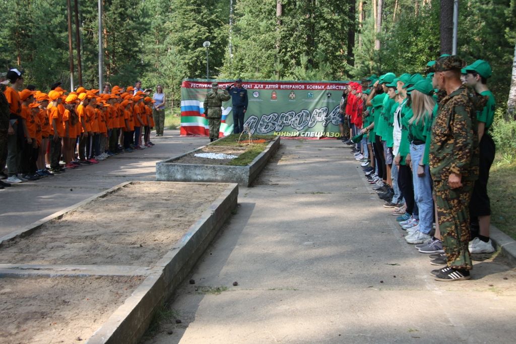 Зеленодольские пожарные и казанские спасатели провели занятие в детском лагере «Мечта»