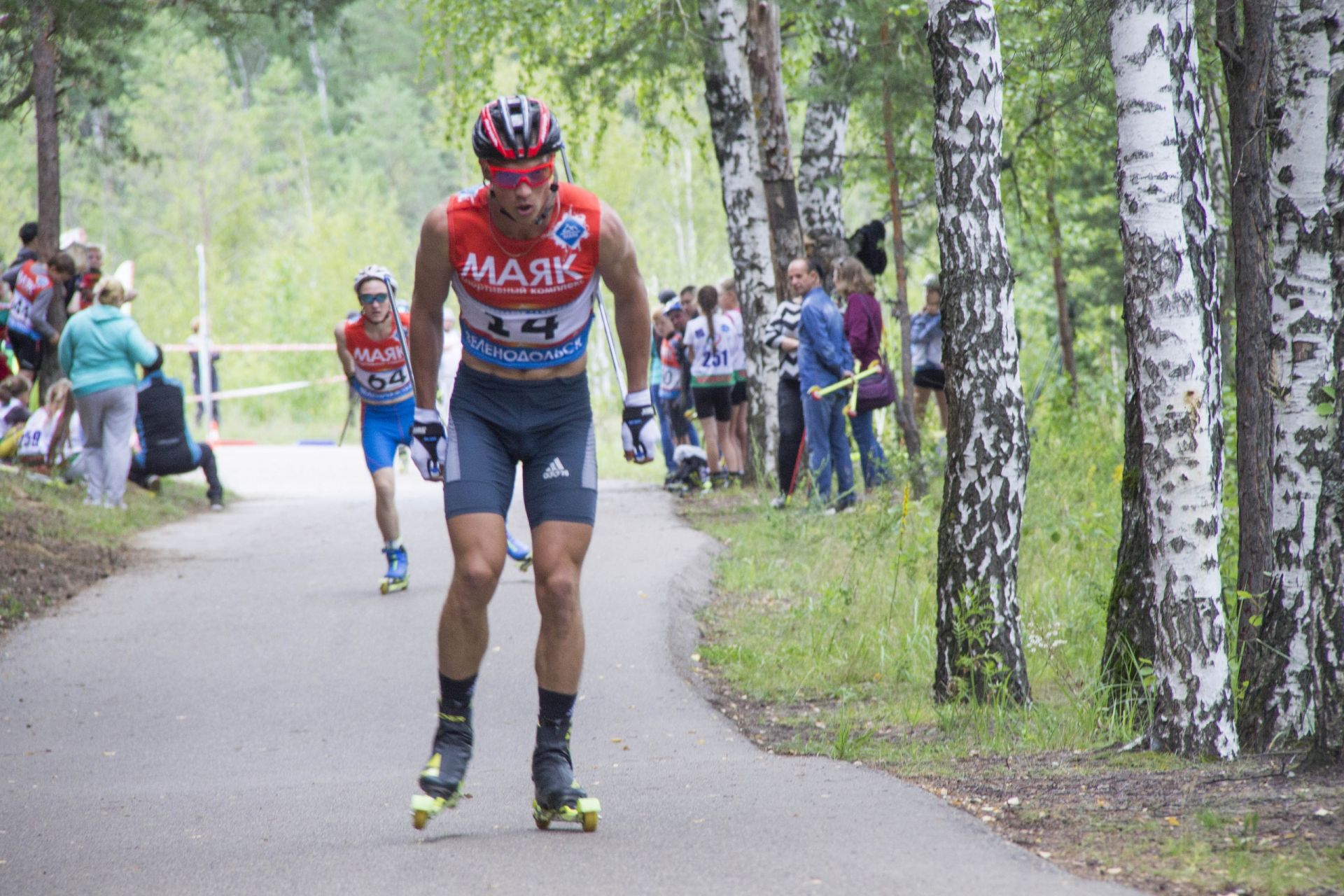 Олимпийский призер Андрей Ларьков принял участие в Чемпионате по гонкам на лыжероллерах на "Маяке"