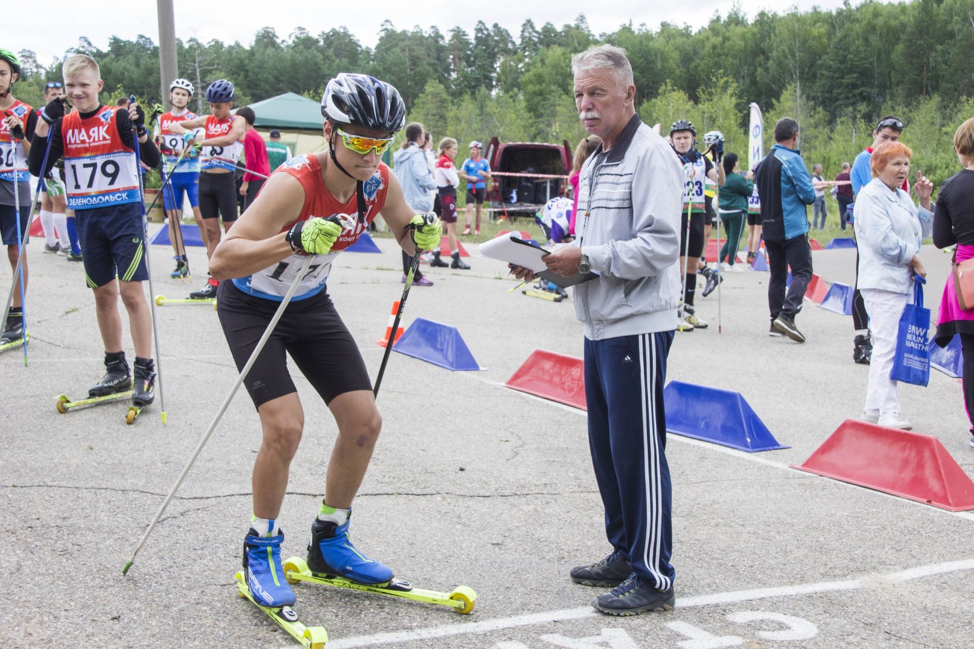 Олимпийский призер Андрей Ларьков принял участие в Чемпионате по гонкам на лыжероллерах на "Маяке"