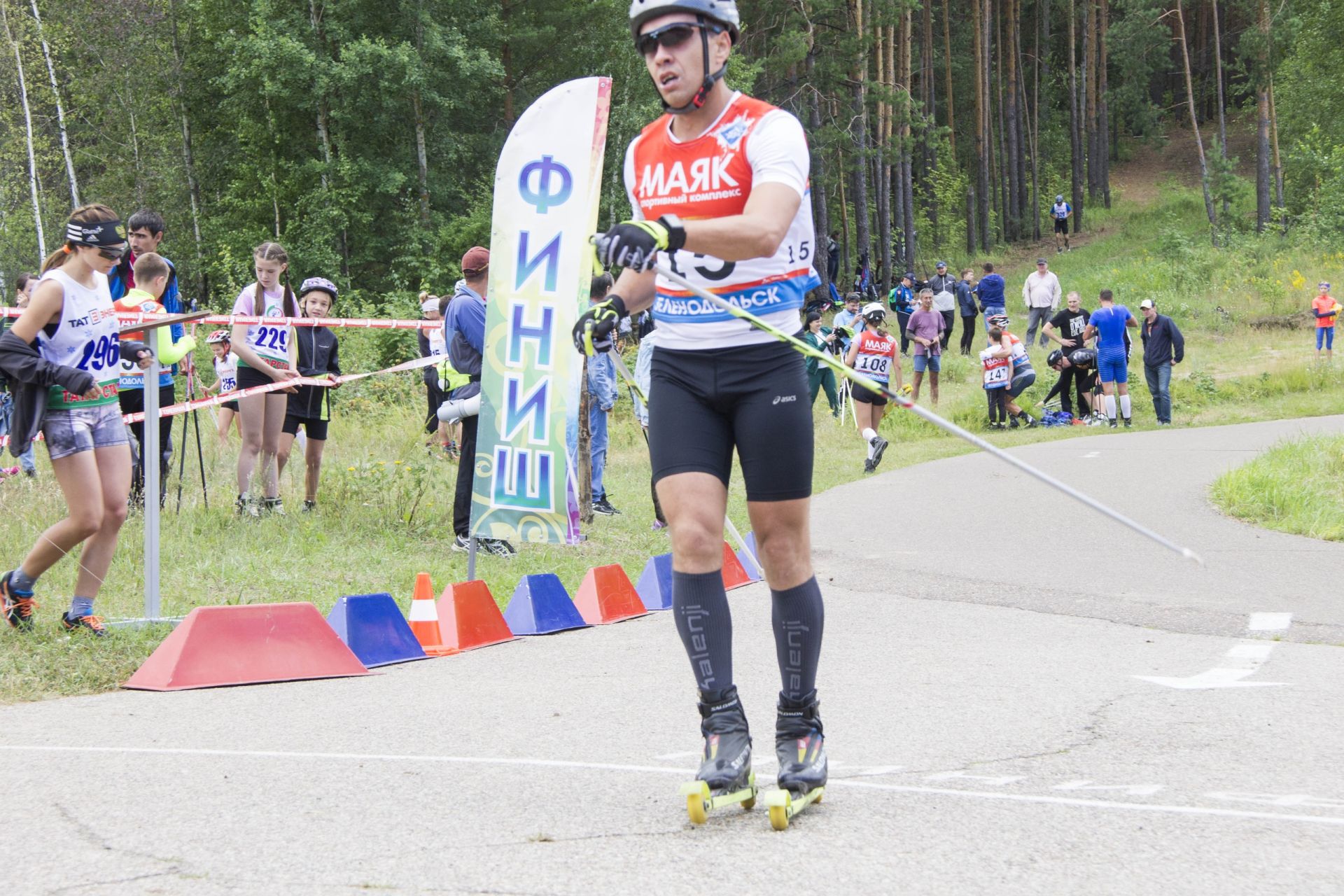 Олимпийский призер Андрей Ларьков принял участие в Чемпионате по гонкам на лыжероллерах на "Маяке"