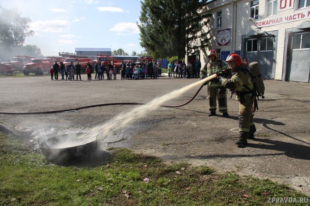 День первоклассника: В гости к огнеборцам пришли юные зеленодольцы