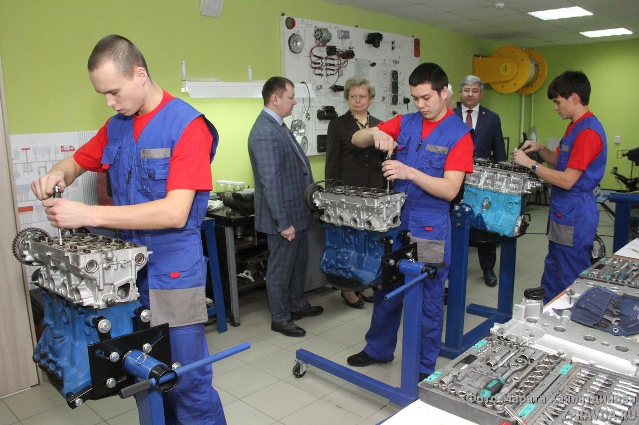 В предверии Дня студента Михаил Афанасьев посетил зеленодольский механический колледж