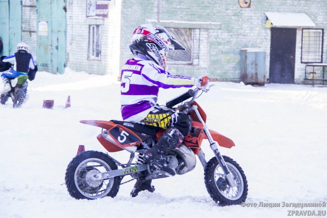 Михаил Афанасьев вручил новый мотоцикл детям, занимающимся в спортивном комплексе при ДОСААФ