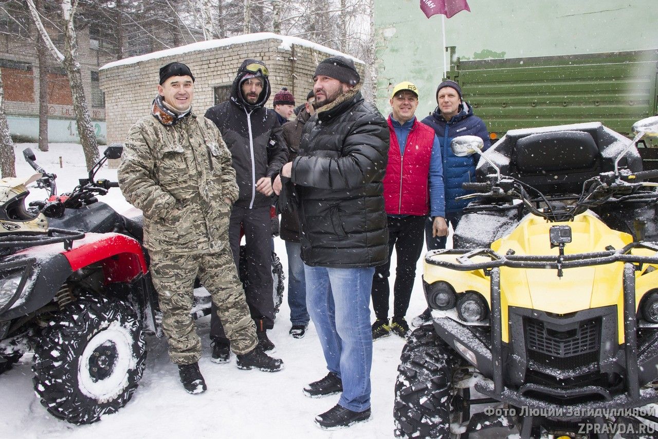 Михаил Афанасьев вручил новый мотоцикл детям, занимающимся в спортивном комплексе при ДОСААФ