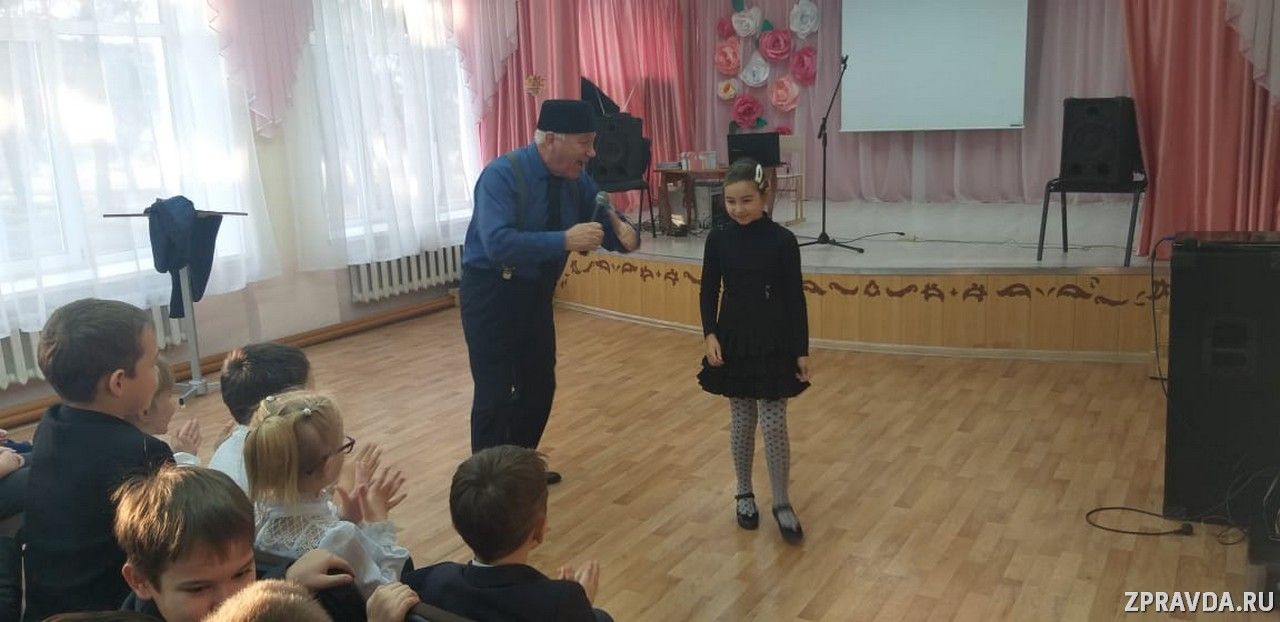 Веселая встреча: Известный режиссер Алмаз Хамзин посетил Айшинскую школу