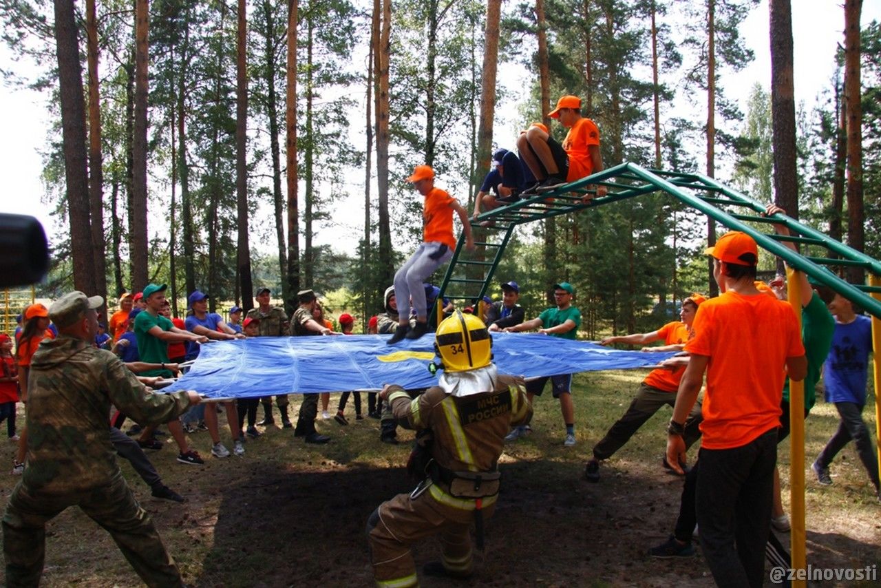 "Огонь, вода и море впечатлений": Зеленодольские пожарные провели показательные занятия в детском лагере «Мечта»