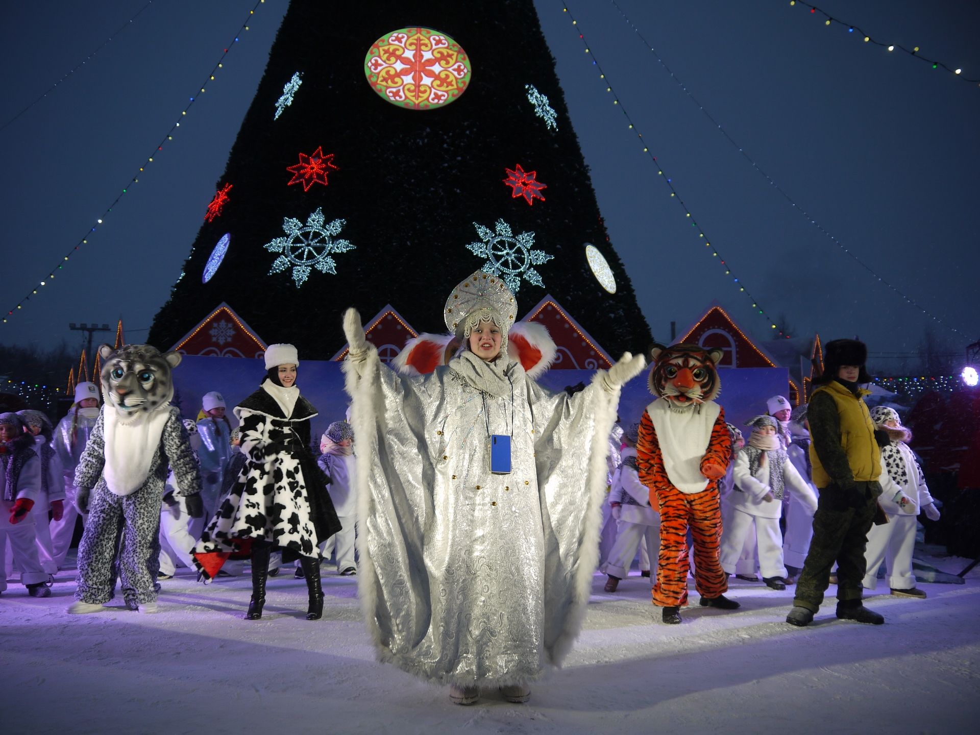 На стадионе "Авангард" 25 декабря состоялось открытие главной новогодней елки Зеленодольска