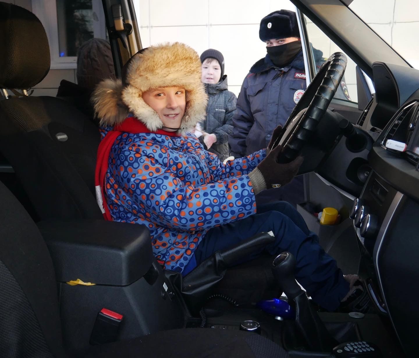 Полицейский Дед Мороз и Снегурочка посетили социальный приют «Гнездышко»