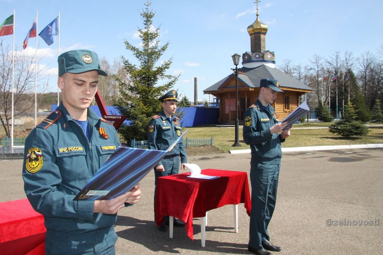 Торжественное построение и принятие присяги провели в Зеленодольске в День пожарной охраны