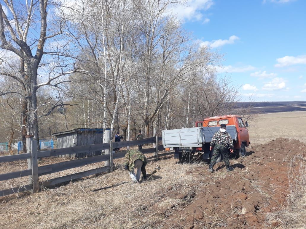 Жители сел в Зеленодольском районе очистили от сухой травы и засохших кустарников местные кладбища