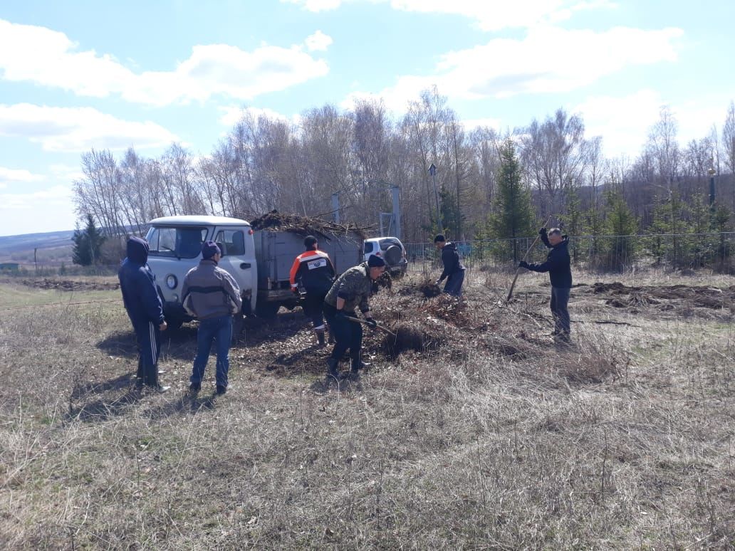 Жители сел в Зеленодольском районе очистили от сухой травы и засохших кустарников местные кладбища