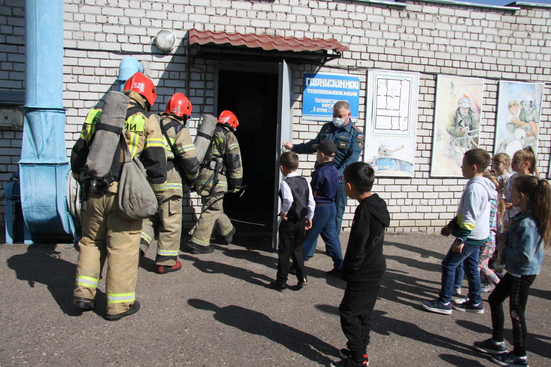 В праздничный день зеленодольские пожарные организовали для детей День первоклассника