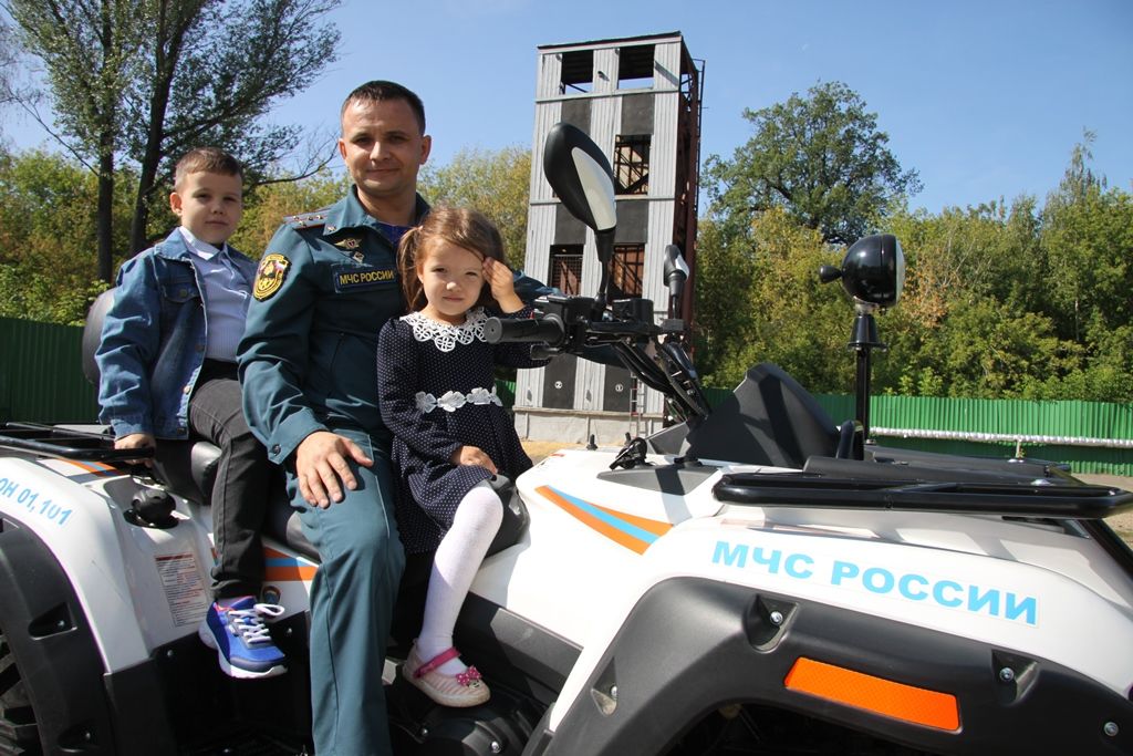 В праздничный день зеленодольские пожарные организовали для детей День первоклассника