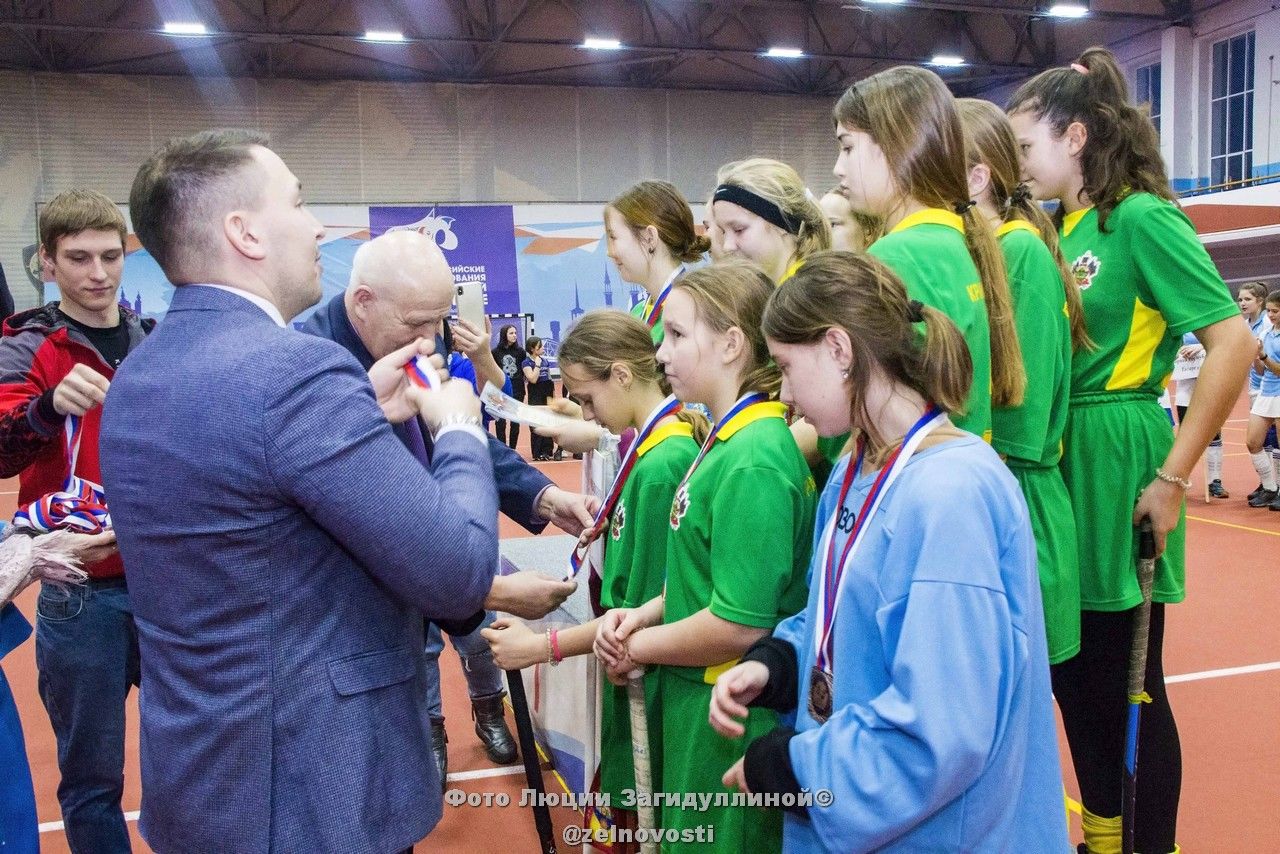 В СК "Маяк" завершился турнир по хоккею на траве среди девушек