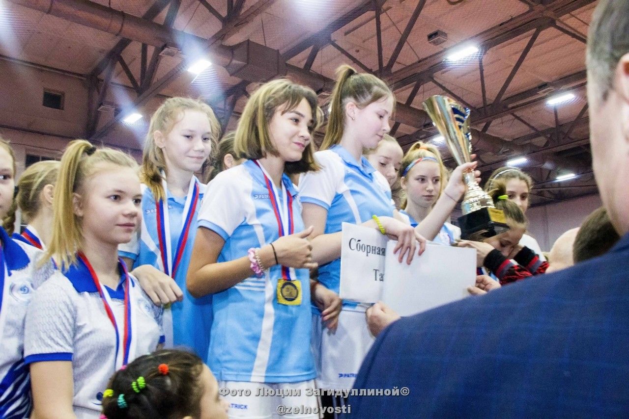 В СК "Маяк" завершился турнир по хоккею на траве среди девушек