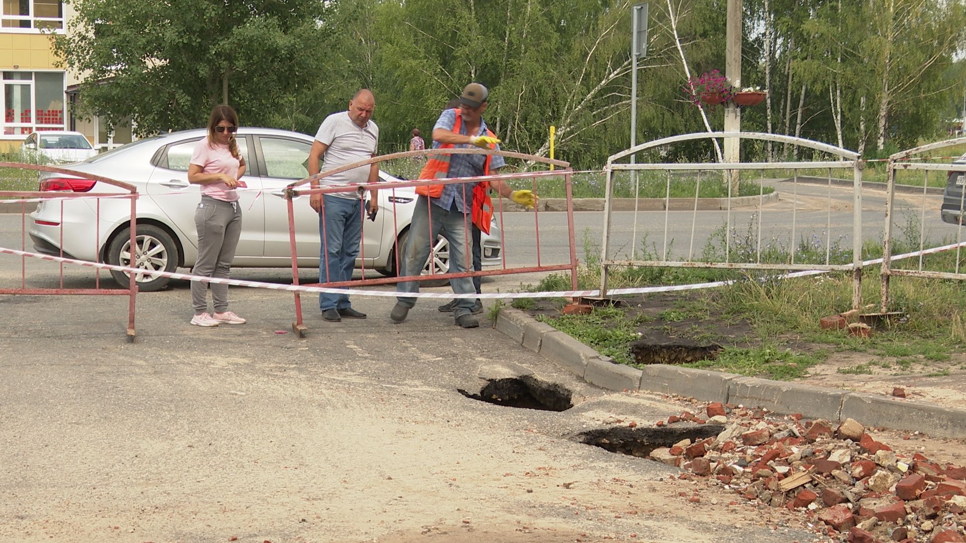 Мост не выдержал напора. Машина провалилась под асфальт. Новый пляж в Зеленодольске. КАМАЗ во дворе. Курортный проспект после ливня.