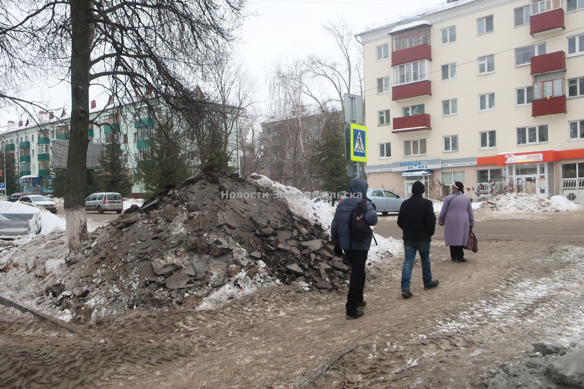 «Ладно я ехала медленно, а так бы быть беде»: В Зеленодольске из-за снежных гор чуть не сбили пешехода