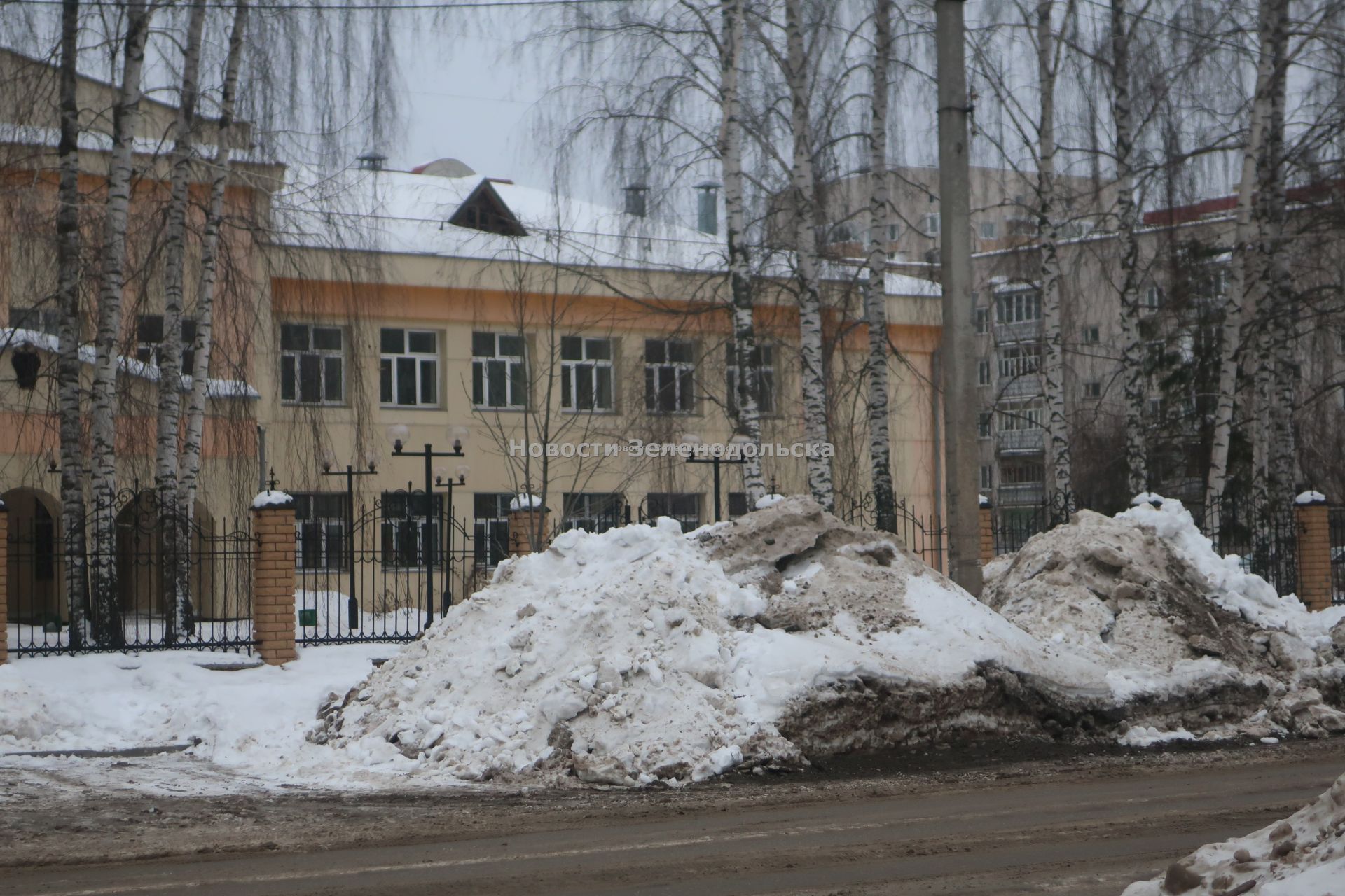 «Ладно я ехала медленно, а так бы быть беде»: В Зеленодольске из-за снежных гор чуть не сбили пешехода