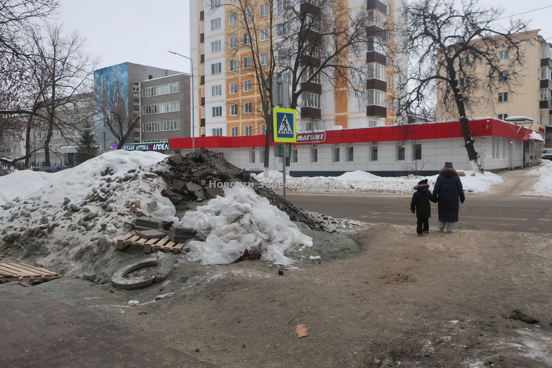 «Ладно я ехала медленно, а так бы быть беде»: В Зеленодольске из-за снежных гор чуть не сбили пешехода