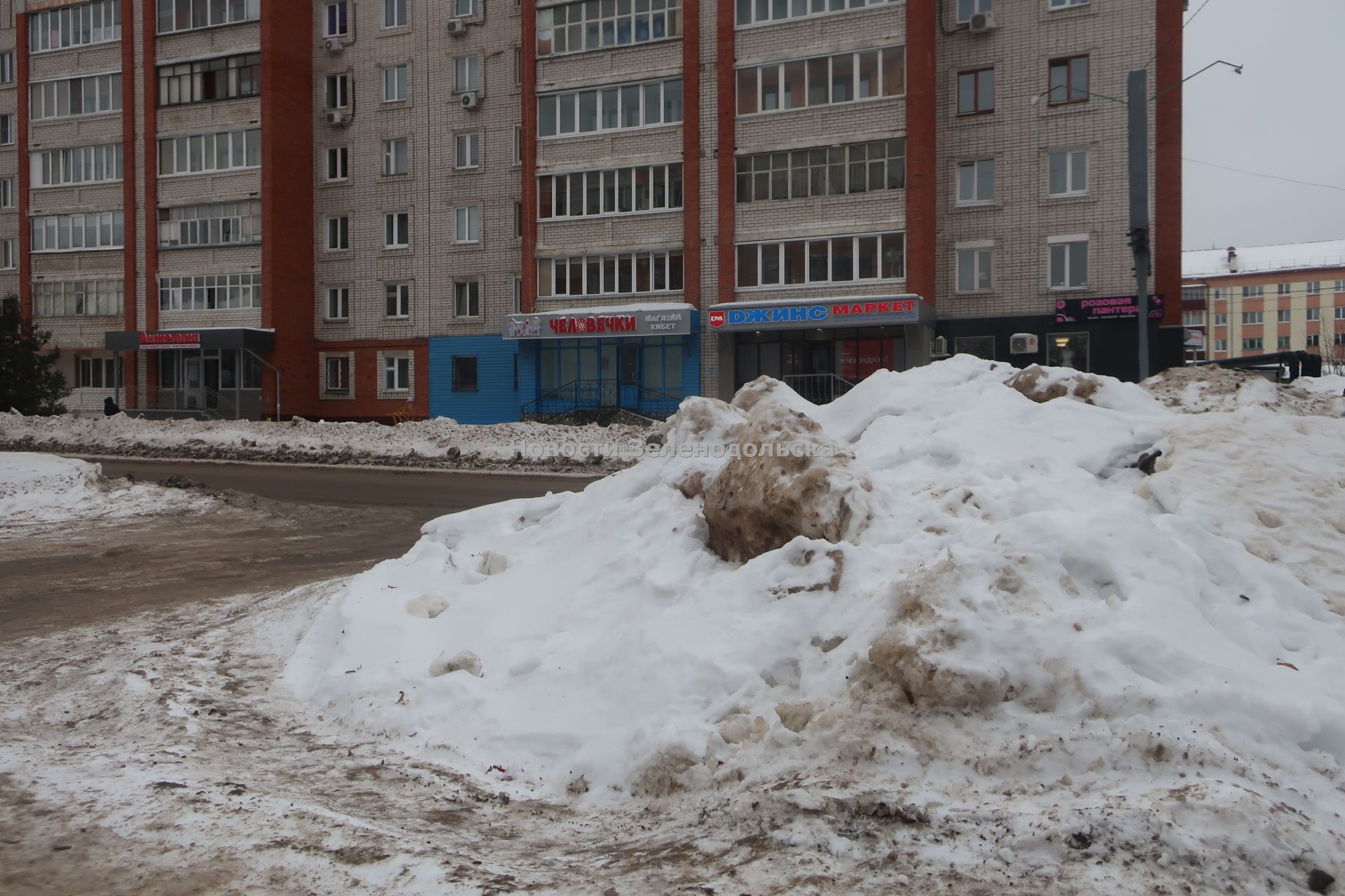 «Ладно я ехала медленно, а так бы быть беде»: В Зеленодольске из-за снежных гор чуть не сбили пешехода