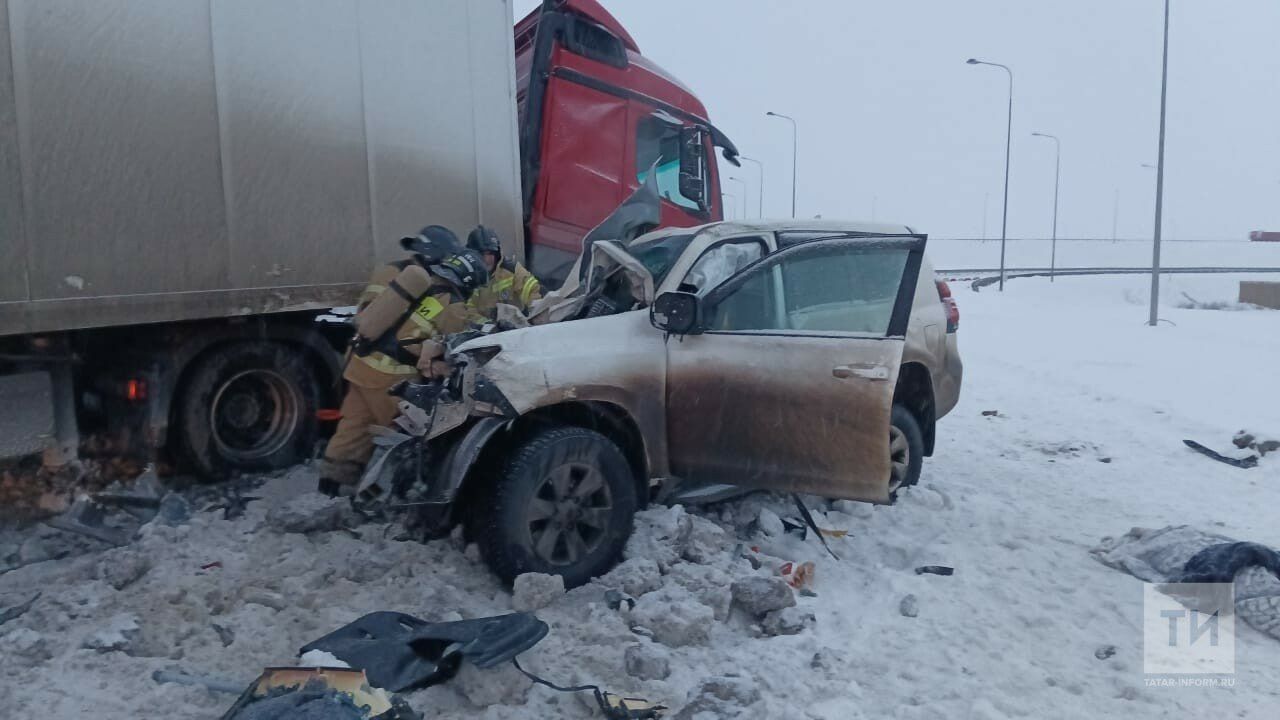 На трассе М7 вблизи деревни Исаково в страшной аварии с фурой погибли два человека