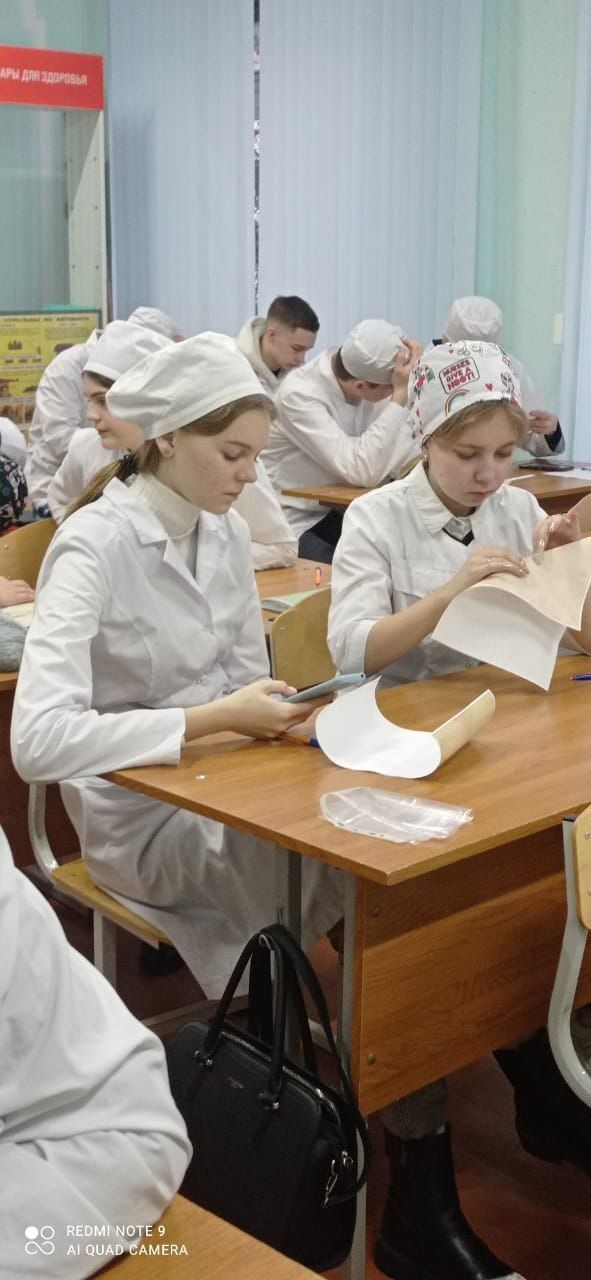 Студенты Зеленодольского медицинского колледжа написали фронтовые письма для солдат, находящихся в зоне СВО