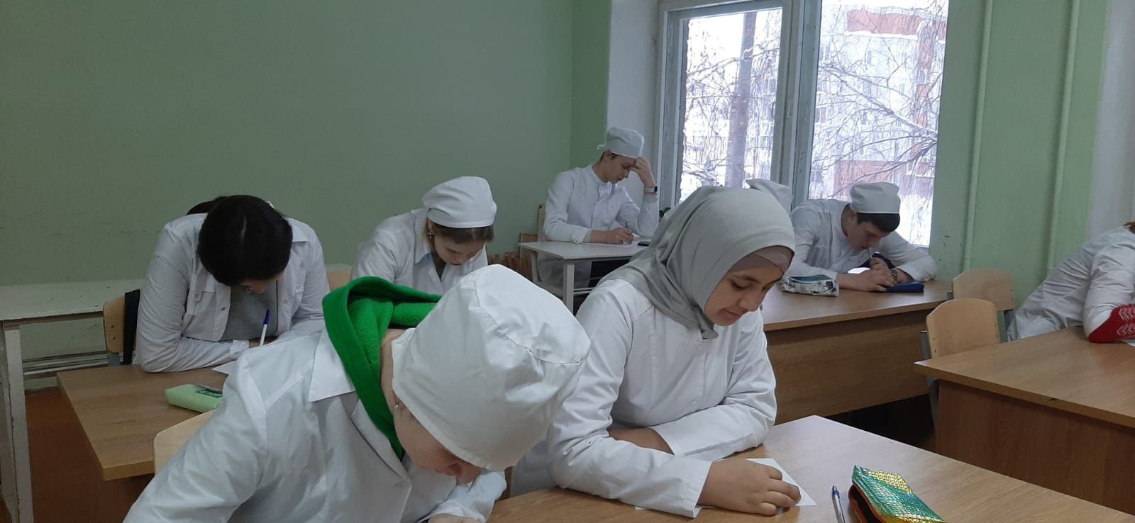 Студенты Зеленодольского медицинского колледжа написали фронтовые письма для солдат, находящихся в зоне СВО
