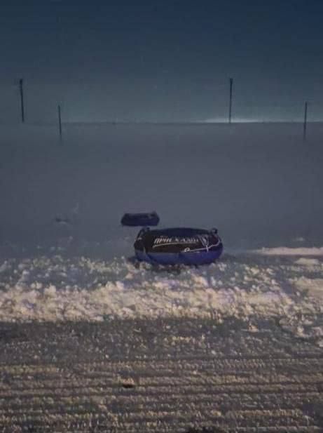 В Татарстане мужчина на тюбинге, привязанном к машине, влетел в автомобиль на встречке