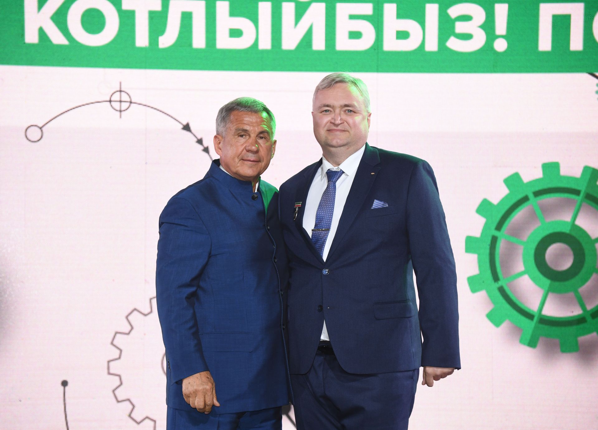 В День машиностроителя Раис Татарстана Рустам Минниханов вручил серговчанам государственные награды России и Татарстана