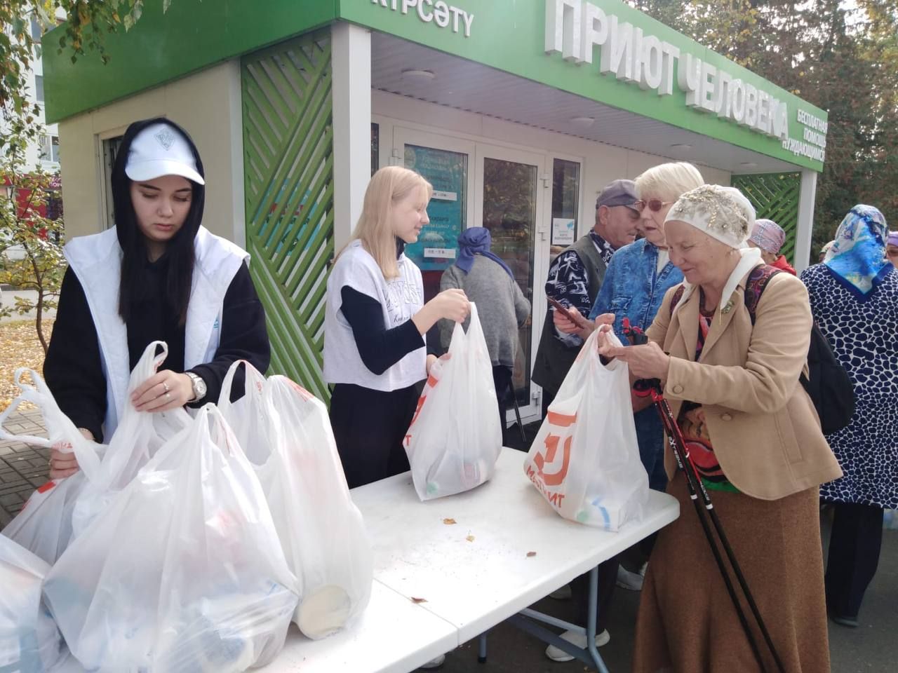 В зеленодольском «Приюте человека» при мечети «Джамиг» бесплатно раздали продукты пенсионерам старше 65 лет