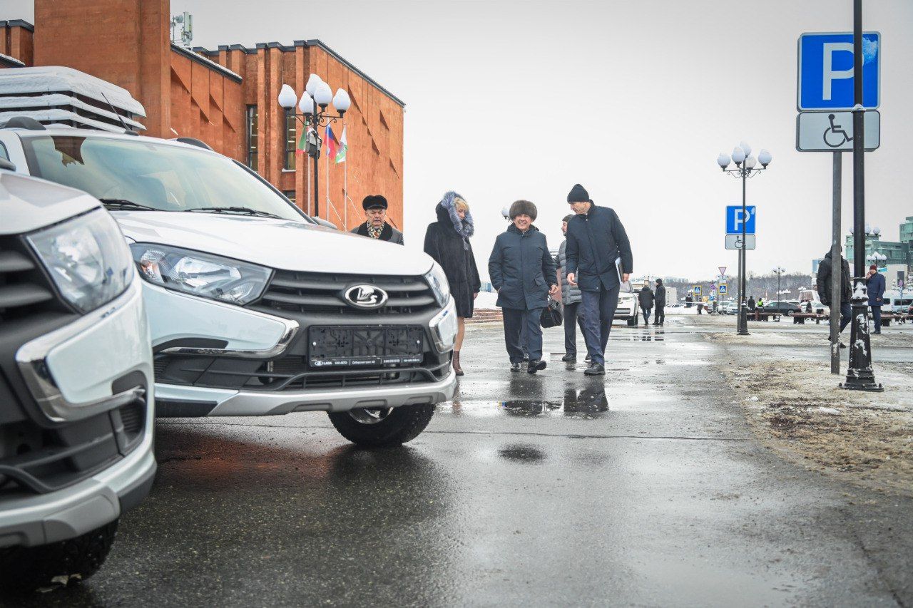 Минниханов вручил новый автомобиль клубной системе «Заволжье» Зеленодольского района